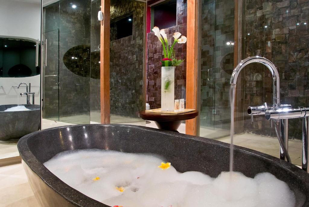 Eko Villa Seminyak - Tropical Villa, Walk To Beach Phòng bức ảnh